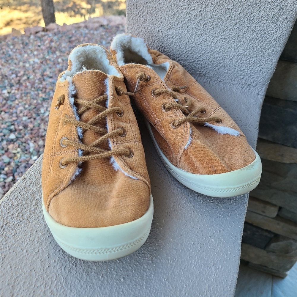 Steve Madden velour sneakers. Fur lined size 9 lightly worn